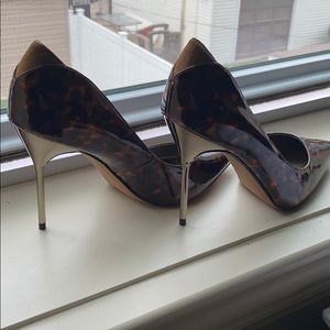 Patent shoe with gold heel